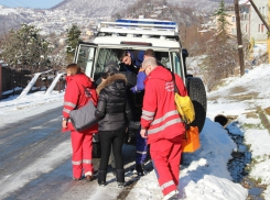 Сочинские спасатели помогают врачам добраться до больных из-за снега 