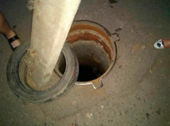 В Краснодаре 2-летний ребенок упал в открытый люк