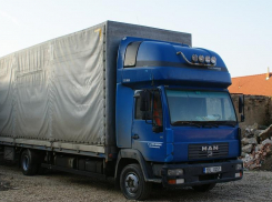 В Краснодаре 17-летняя девушка погибла под колёсами  грузовика