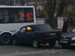 В Краснодаре произошло тройное ДТП: ВАЗ врезался в автобус
