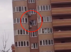 В Краснодаре мужчина полчаса стоял за окном высотки и выкрикивал оскорбления 