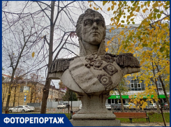 В Краснодаре почернели и покрылись плесенью бюсты выдающихся полководцев в Мариинском сквере