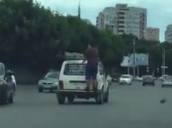  «Когда в машине нет кондиционера»:  мужчина, стоя на бампере «Нивы», прокатился по улицам Краснодара