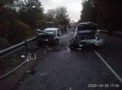 В жесткой лобовой аварии под Краснодаром пострадали пять человек