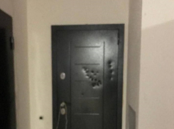 Вонзивший топор в соседскую дверь из-за громкой музыки краснодарец угрожал бывшей жене ножом