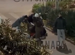 Били руками и ногами: участников массовой драки у бара разыскивают на Кубани