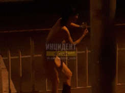 С криками «Кто хозяин в городе?» голая девушка разгуливала по Сочи