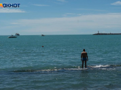 ФСБ задержала на пляже в Ольгинке двух москвичей с нацистскими татуировками