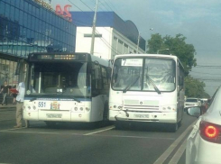В Краснодаре столкнулись два пассажирских автобуса 