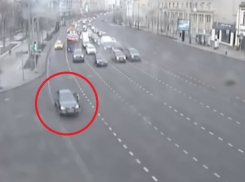 Отчаянный житель Кубани в Москве прокатил на двери своего автомобиля полицейского