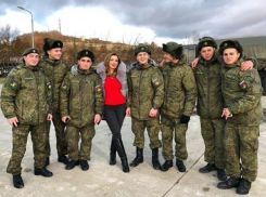 «Белоснежка и семь гномов»: Анфиса Чехова погостила у «вежливых людей» в Сочи
