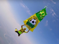 Болельщик «Кубани» совершил прыжок с высоты 4 километров с флагом клуба