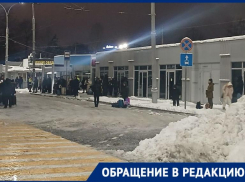 «Приходится мерзнуть на улице»: сотрудники аэропорта в Краснодаре не могут дождаться транспорта до дома