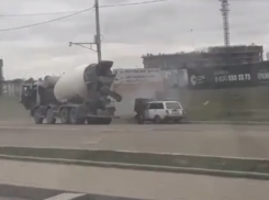 В Краснодаре прям на дороге вспыхнул автомобиль