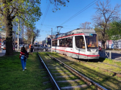 В Краснодаре авто протаранило трамвай и перекрыло движение 