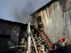 В Сочи загорелся склад стройматериалов