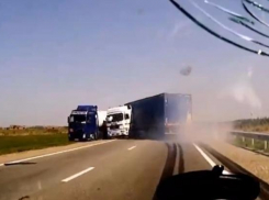 Авария на Кубани, в которой два «торопыги» подрезали фуру, попала на видео