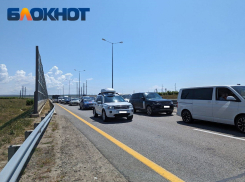 Более 1100 машин не могут попасть на Крымский мост в Краснодарском крае