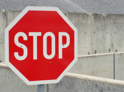 Полиция Краснодара разыскивает водителя черной иномарки, преследовавшего скорую по встречке