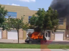 В Краснодаре напротив АЗС загорелся автомобиль