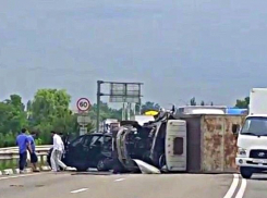 В Краснодаре водитель BMW X5 перевернул фуру