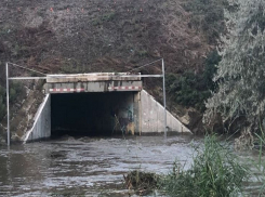В Анапе ливень затопил тоннель под железной дорогой 