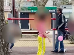 Полиция ищет следившего за детьми мужчину в сквере Краснодара