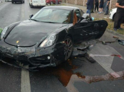 «Оранжевая жижа» растеклась под машиной «голубых кровей» после аварии в Краснодаре