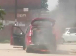 В Краснодаре внезапно вспыхнула машина