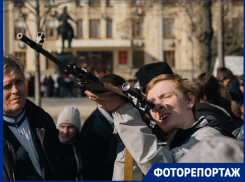 Оружие времен ВОВ и символы эпохи показали краснодарцам на выставке ко Дню освобождения