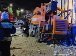 В Геленджике кран раздавил 6 авто: видео и фото