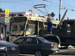  Грузовик КТТУ протаранил трамвай в Краснодаре 
