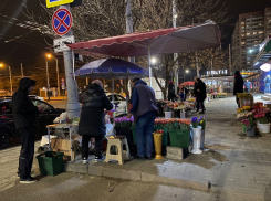 «Всю ночь будем стоять»: продавцы цветов в ожидании клиентов в Краснодаре