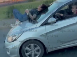 Краснодарка прокатилась на капоте иномарки