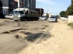 В Краснодаре новый асфальт раскрошился спустя два дня после ремонта