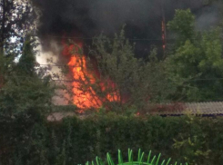 В Краснодаре учащиеся сняли на видео пожар возле школы