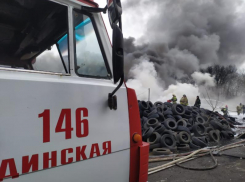 Под Краснодаром полыхает ангар с автомобильными шинами 