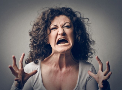 Покусала, побила и повалила на пол полицейских пьяная жительница Кубани в Новом Уренгое