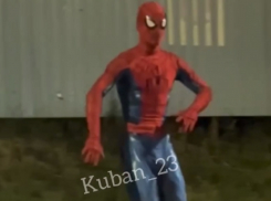 Человек-паук станцевал лезгинку в Краснодаре