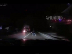 В Сочи водитель BMW насмерть сбил мужчину, переходящего дорогу в неустановленном месте