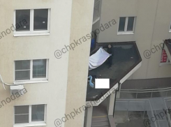 В Краснодаре 60-летний мужчина разбился, упав на козырек подъезда многоэтажки 