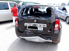 В Новороссийске пьяный водитель на большегрузе протаранил две иномарки 