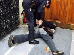 В Краснодаре сын угрожал матери болгаркой