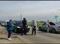 Жители поселка Краснодарский перекрытием дороги добились включения света