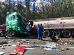 В Краснодарском крае двое водителей погибли в ДТП с тремя грузовиками