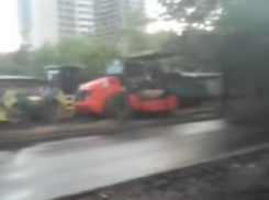  Дорожники Краснодара сняли новенький асфальт, чтобы установить люк 