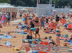 Второй день лета: туристы заполонили пляжи Геленджика 