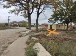 В Краснодаре на тротуаре по улице Батуринской установят ограничительные блоки от машин