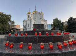 Краснодарцы зажгли свечи в память о погибших при атаке БПЛА детях