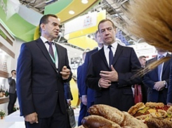 Премьер Медведев посетил экспозицию Кубани на выставке «Золотая осень» в Москве 